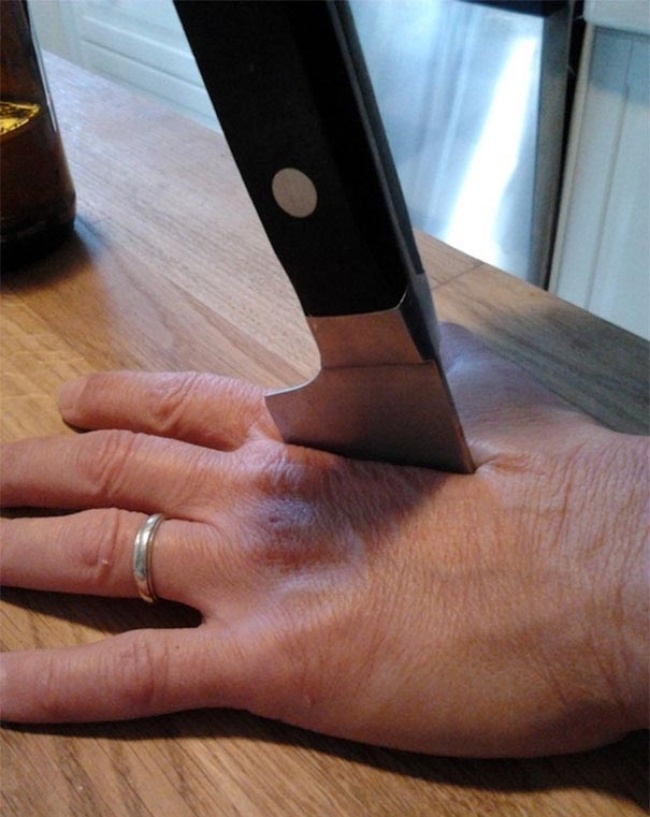 O mama a rupt un cutit de bucatarie pentru a-i face fiicei ei aceasta farsa