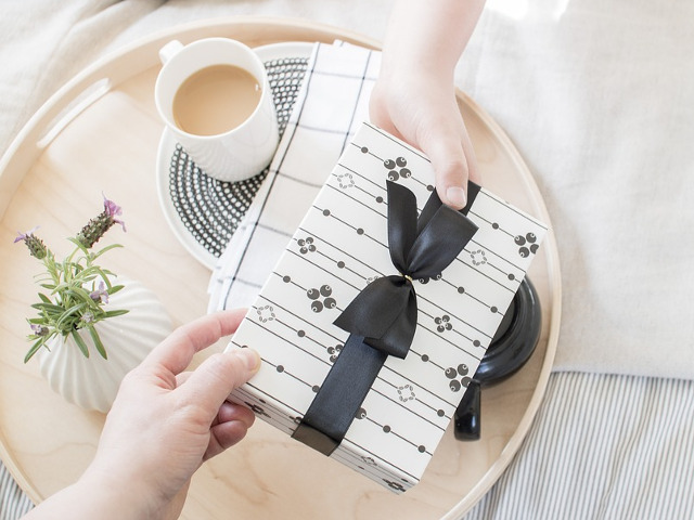 Ii faci cadouri scumpe tot timpul