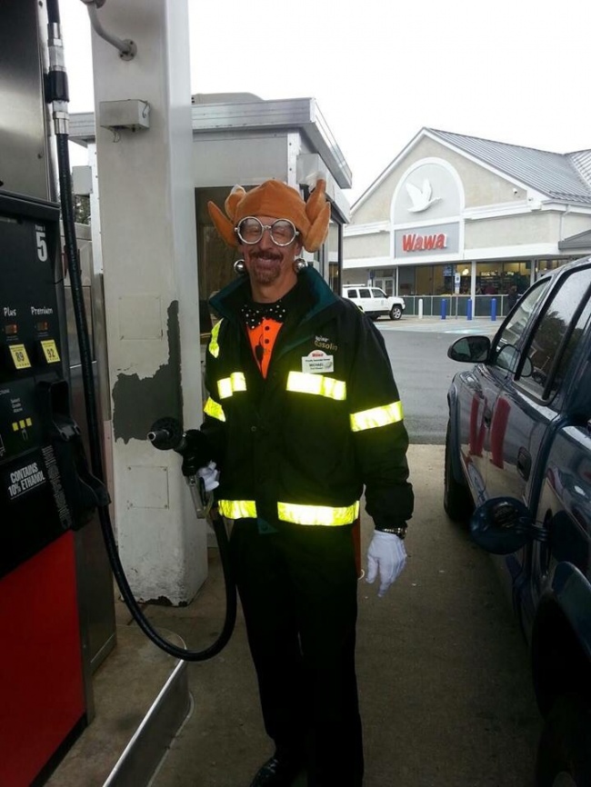 Acet muncitor de la o benzinarie are acest look pentru a face clientii sa zambeasca macar o data