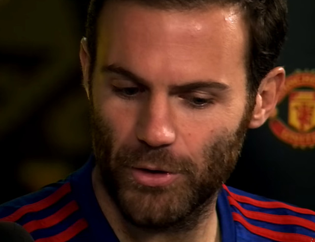 Un fotbalist se plange ca are salariul prea mare