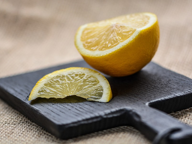 Suc de lamaie in ochi