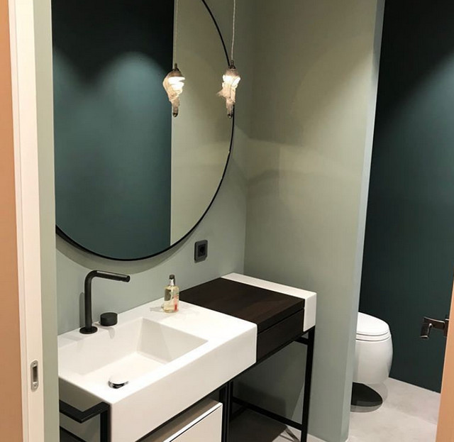 Baile minimaliste sunt mobilate auster, iar produsele de igiena sunt, pe cat se poate, ascunse in dulapuri