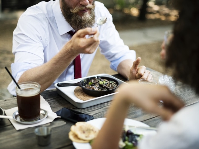 Sa mananci din farfuria lui
