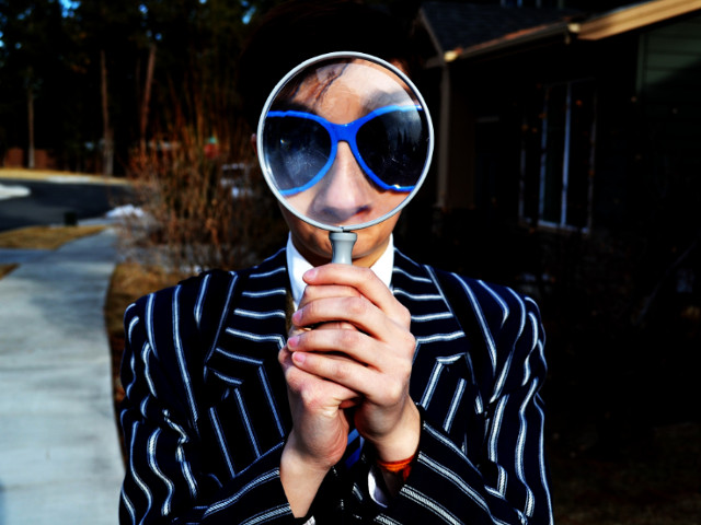 Dau banii pe lucruri inutile