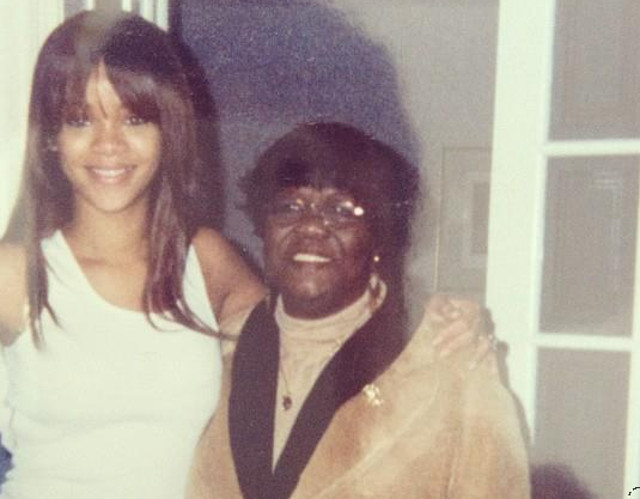 Rihanna, alaturi de bunica sa. Cantareata avea doar 17 ani