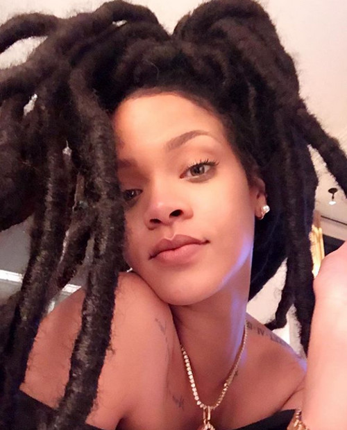 Look inspirat de la Bob Marley: Rihanna cu dreaduri