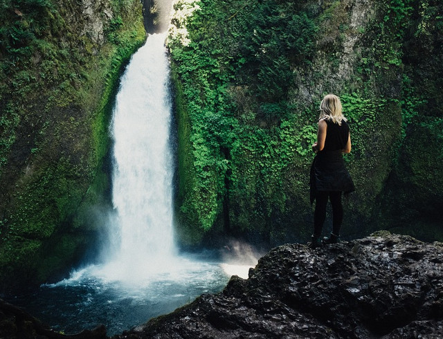 Cascadele reusesc sa transpuna parca intr-o alta lume