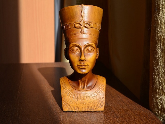 Atat femeile cat si barbatii purtau machiaj. Egiptenii considerau ca acesta are puteri vindecatoare