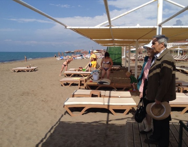 Un cuplu in varsta vede marea pentru prima data