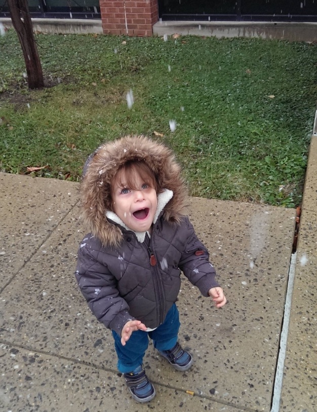 Un copil vede pentru prima data cum ninge