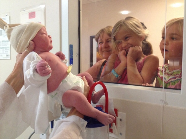 Surorile isi vad pentru prima data fratele nou-nascut