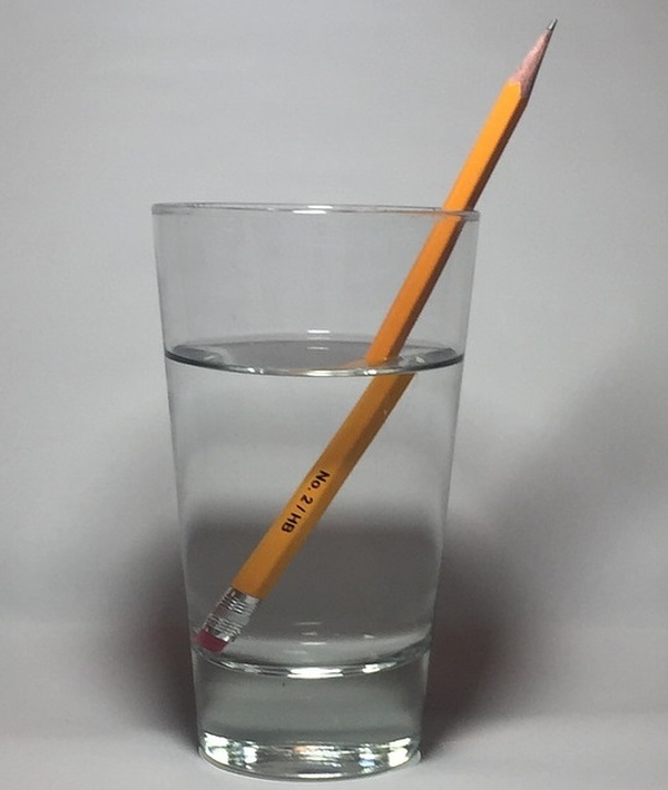 Este creionul in pahar sau nu?