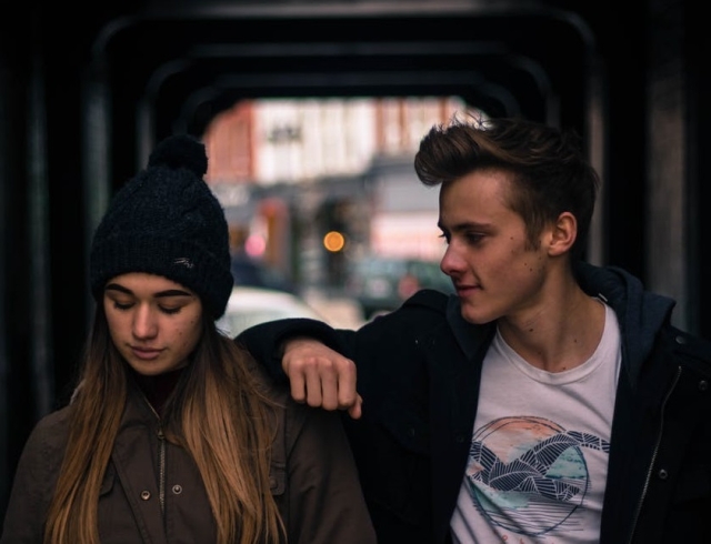 Nu asculta ce are partenera de spus