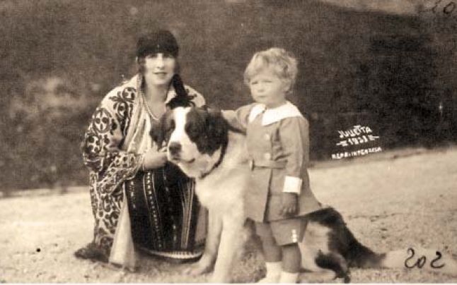 Regele Mihai, alaturi de mama sa, regina Elena si de unul dintre cainii familiei