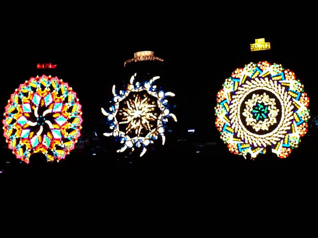 In Filipine se organizeaza Festivalul Lampioanelor Gigantice