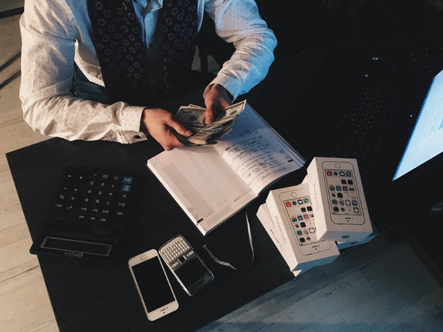 Cheltuie multi bani pe lucruri inutile