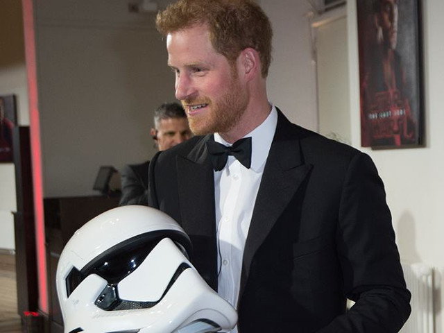 Membrii Familiei Regale isi fac cadouri haioase