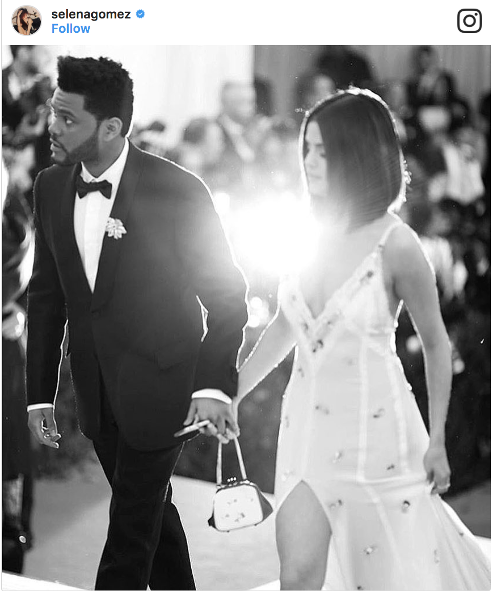 Din Selena Gomez, in aceasta imagine cu fostul iubit The Weekend, pe covorul rosu - 7 milioane like-uri