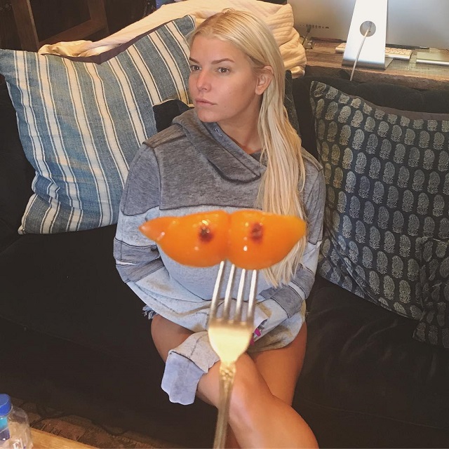 Jessica Simpson, incercand sa fie serioasa