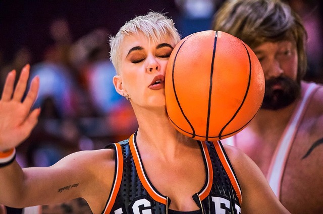 Katy Perry nu prea se pricepe la basket