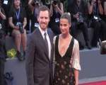 Michael Fassbender si Alicia Vikander