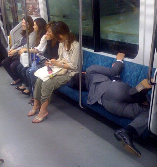 10 imagini haioase cu oameni care au adormit in cele mai nepotrivite locuri