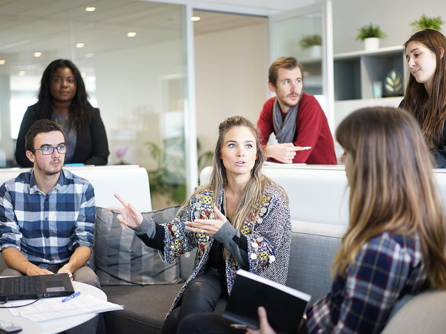 Incearca sa atraga atentia asupra sa