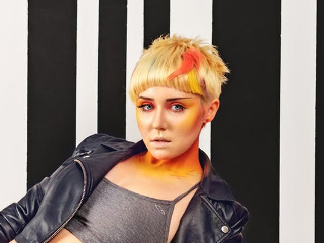 Tunsoare scurta asimetrica