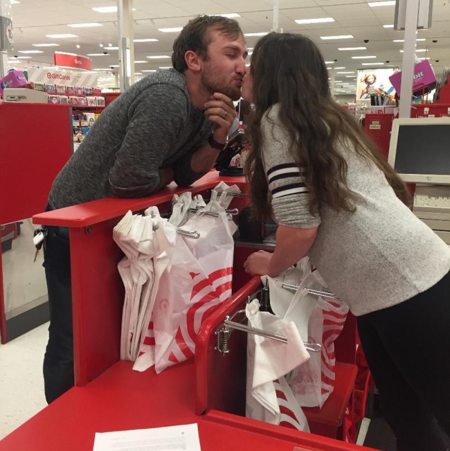 S-au cunoscut pe internet si au vorbit o buna perioada de timp pana cand si-au dat seama ca, de fapt, lucreaza unul langa celalalt