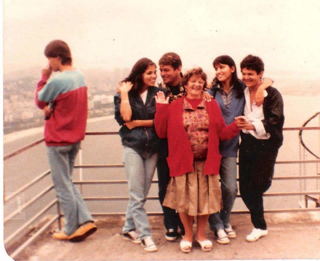 Tanarul din dreapta a aparut intr-o fotografie de familie a viitoarei lui sotii. Dupa 7 ani de la realizarea acestei imagini, cei doi s-au intalnit