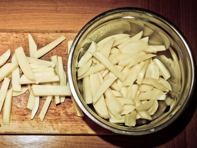 Pasul 2: tine cartofii in apa rece