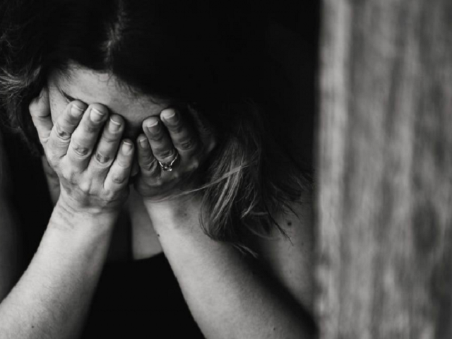 Joaca rolul victimei