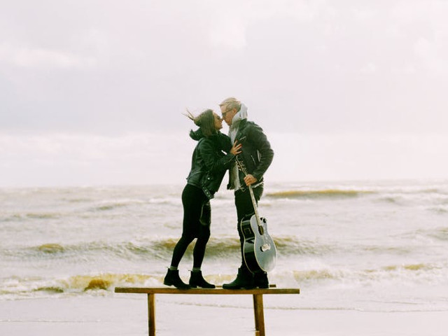 Adevarul este ca toata lumea te va rani, insa tot ce trebuie sa faci este sa ii cauti pe aceia pentru care merita sa suferi - Bob Marley