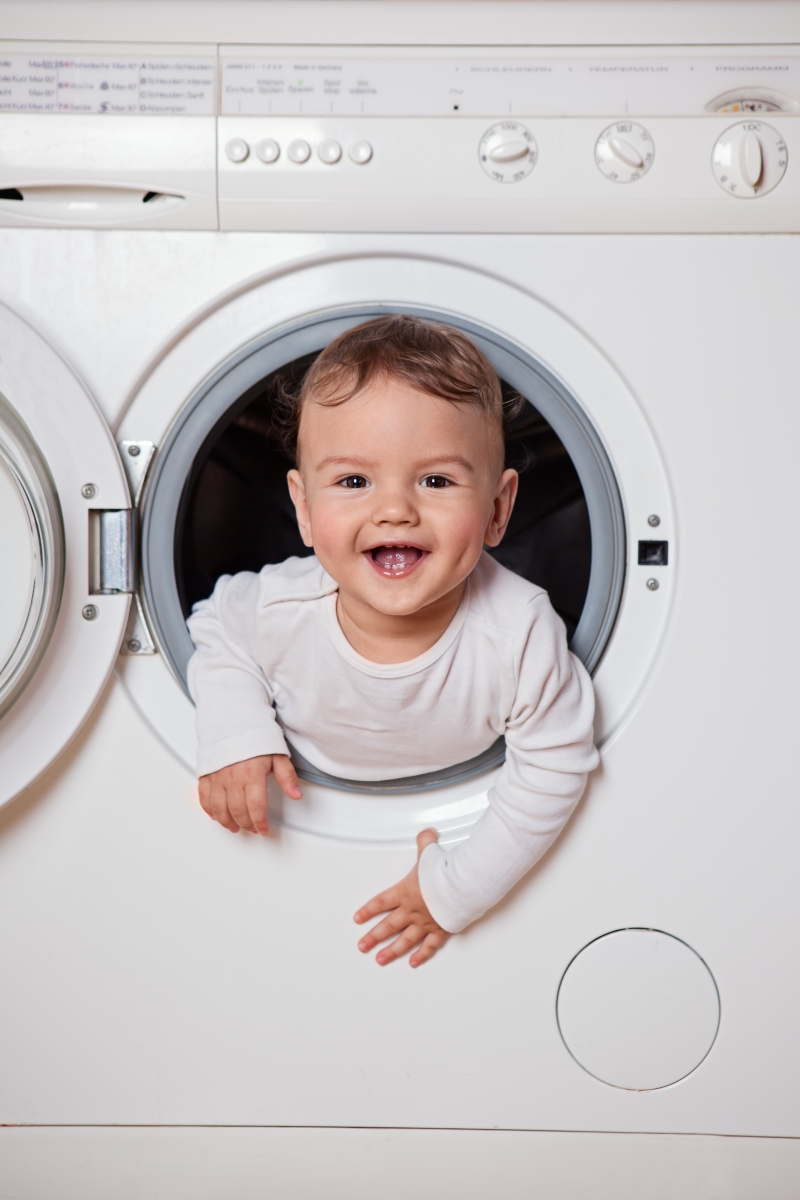 Un copil... pus pe sotii!