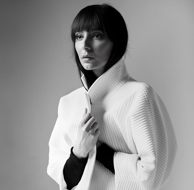 Haine cu umeri accentuati