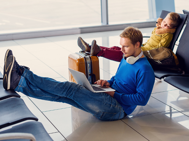 Un tata si un fiu in timp ce asteapta avionul