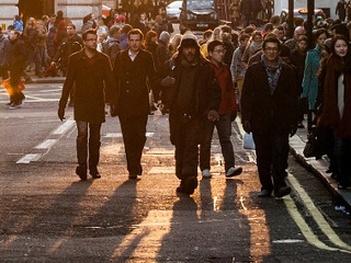 Un om disperat se adreseaza unui alt om de pe strada