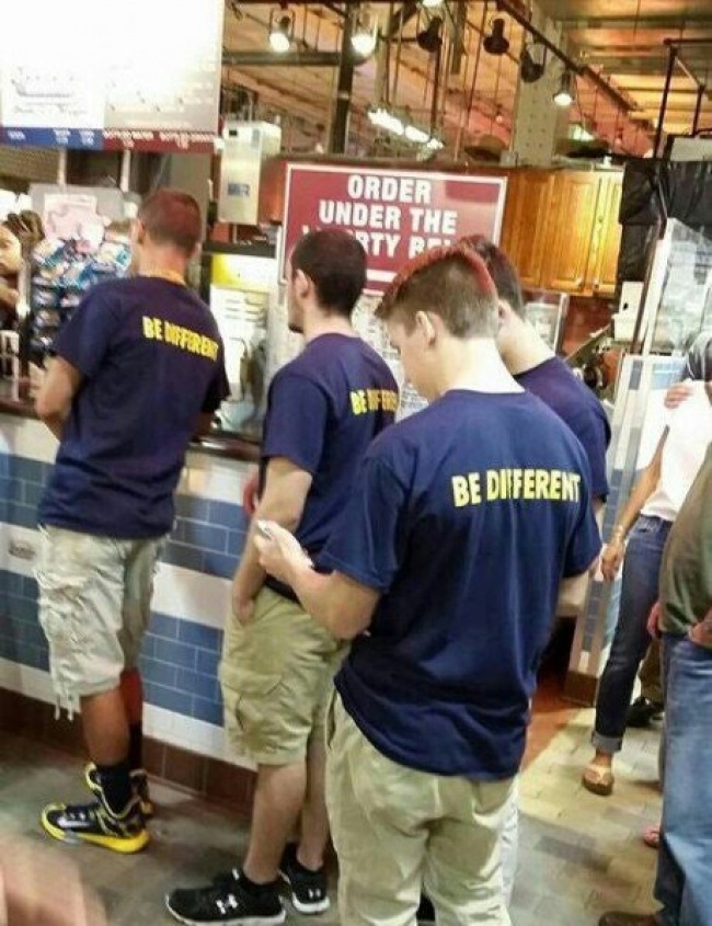 Mai multi colegi si-au facut tricouri pe care scrie "Fii diferit"