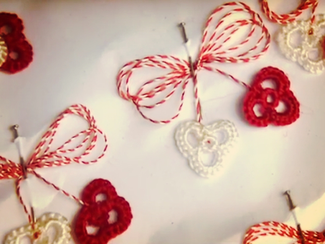 Semnificatia firelor alb si rosu care se impletesc intr-un snur