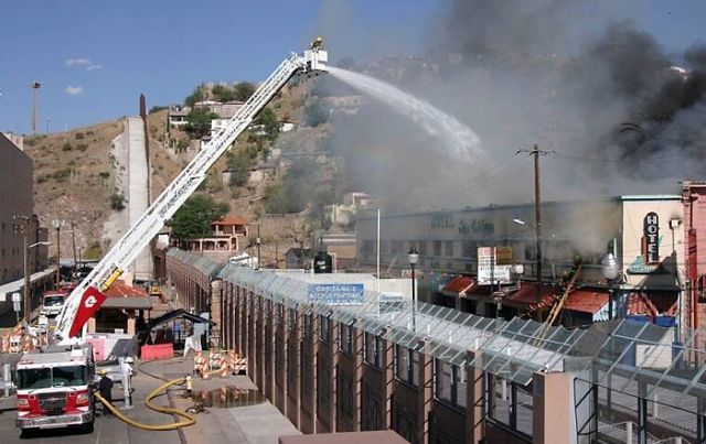 Pompierii din Arizona ajuta la stingerea unui incendiu pe granita, in Mexic