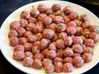 Lucrezi pe un blat murdar