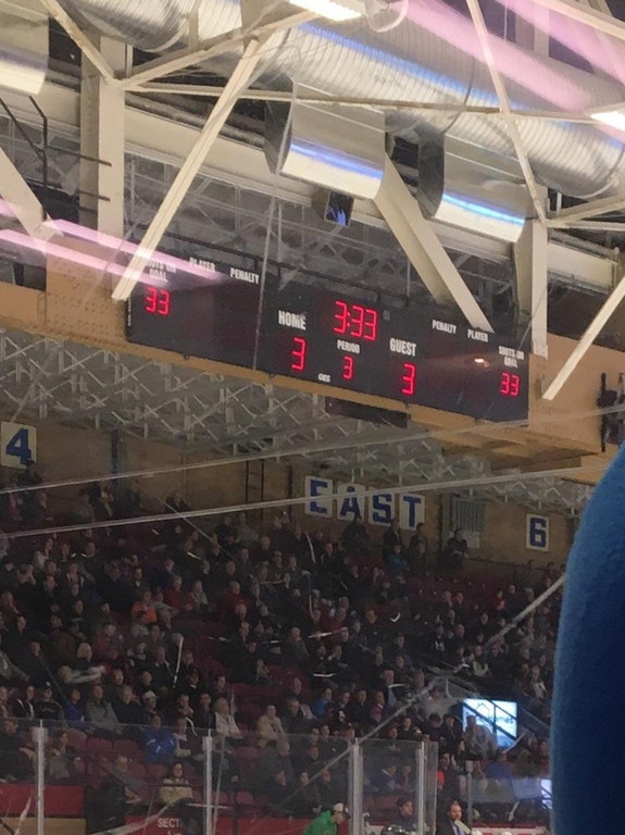 Moment perfect in timpul unui meci de hochei