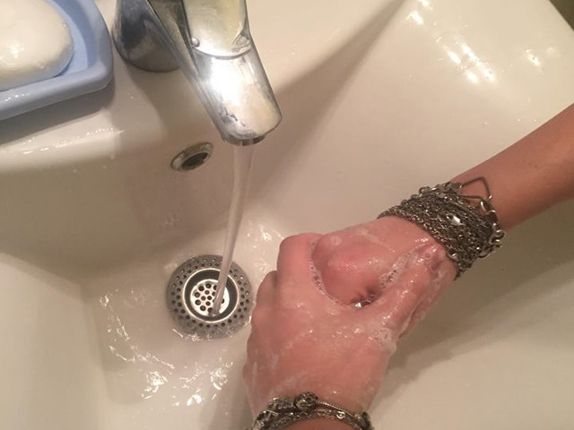 Sari peste spalarea mainilor