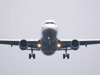 Poti sa zbori mai jos? Sotia mea are rau de inaltime