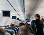 Pot sa stau in spate, unde stau stewardesele?