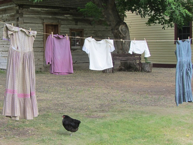 Intinderea hainelor pe un spatar de scaun