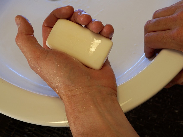 Folosesti sapun antibacterian