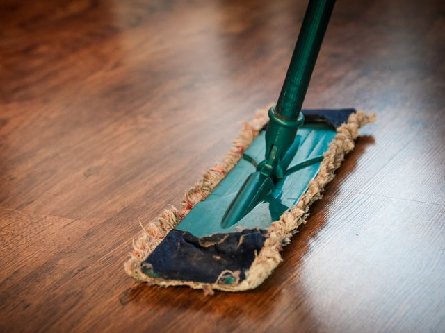 Femeile petrec cu 2 ore mai mult decat barbati pentru a face curatenie si cu 3 ore mai mult pentru a face cumparaturi pentru casa