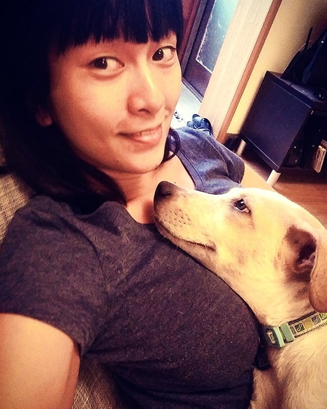 Dupa o luna de cand a fost adoptat, acest caine nu se mai satura sa isi priveasca stapana