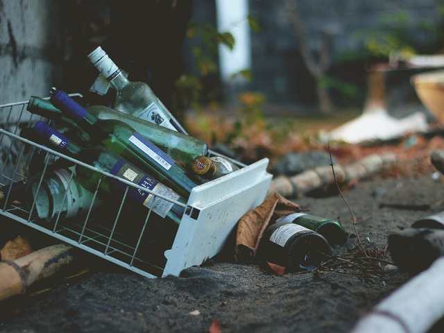 In Amsterdam, alcoolicii sunt platiti in bere pentru a curata strazile